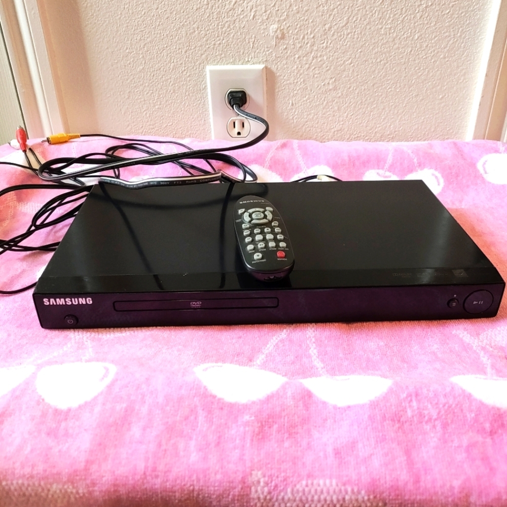 SAMSUNG DVD PLAYER W/REMOTE. Digital dvd disc player
